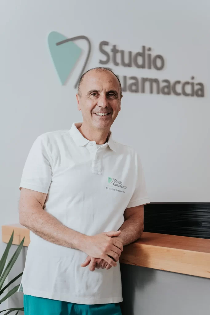 Il Dr. Guarnaccia dello Studio Guarnaccia a Pachino, specialista in impianti dentali garantiti a vita e disponibili a tasso zero.